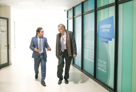 Thầy Phan Anh (bìa trái) cùng đại diện CIS trong chuyến làm việc thực tế tại trường. Thầy Phan Anh (bìa trái) cùng đại diện CIS trong chuyến làm việc thực tế tại trường.