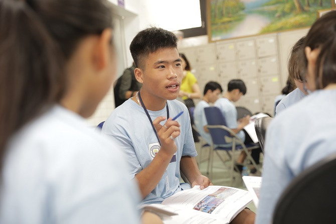 Một dự án thành công phụ thuộc vào nhà lãnh đạo trẻ nhiệt huyết! Việc thảo luận nhóm đã giúp các em khám phá năng lực của bản thân và tự tin để trở thành một nhà lãnh đạo có khả năng tạo ra môi trường tích cực cho cộng đồng.