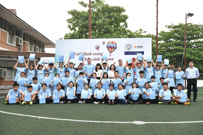 Dự án đào tạo nhà lãnh đạo trẻ do CLB Manchester City và Ngân hàng SHB phối hợp tổ chức đã kết thúc sau 4 ngày diễn ra sôi nổi tại Hà Nội. 42 “Nhà lãnh đạo trẻ” đã hoàn thành khóa học và sẵn sàng phát triển, chia sẻ kỹ năng, kiến thức được đào tạo đến các bạn bè tại địa phương nơi mình sinh sống.