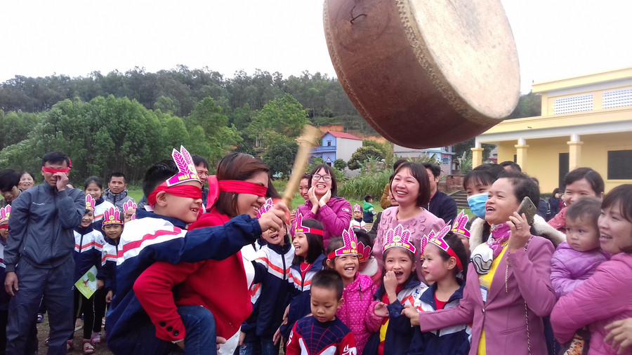 Phụ huynh cùng con tham gia trò chơi “Bịt mắt đánh trống”.