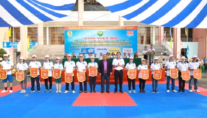 Ban tổ chức trao cờ lưu niệm cho các đơn vị tham dự giải.