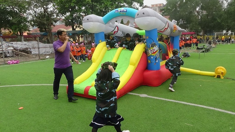 Học sinh vượt qua các thử thách sáng tạo để rèn luyện về tinh thần và thể lực của anh bộ cụ Hồ