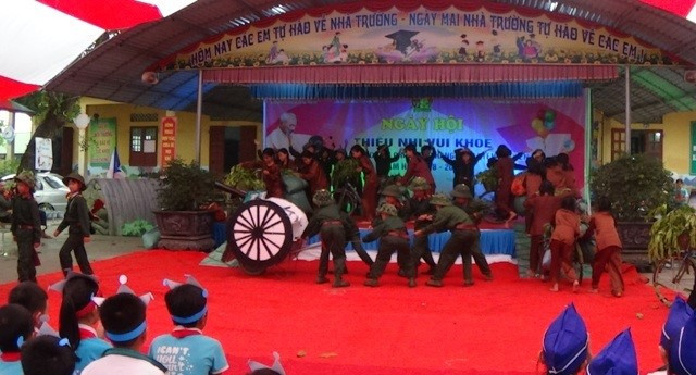 Hoạt cảnh kéo pháo và tải đạn vào trận địa