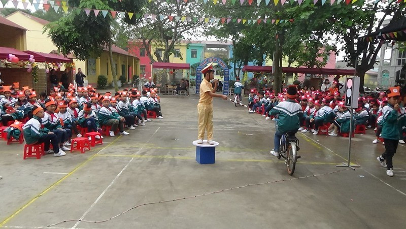 Học sinh tham gia giao thông an toàn