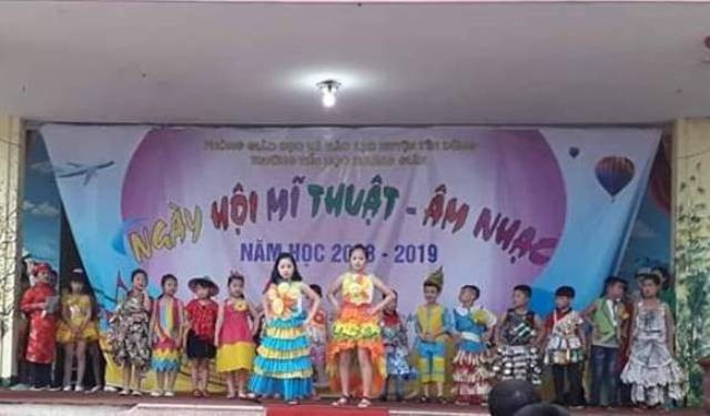 Các bạn nhỏ trong trang phục của bộ sưu tập “Thời trang tái chế”