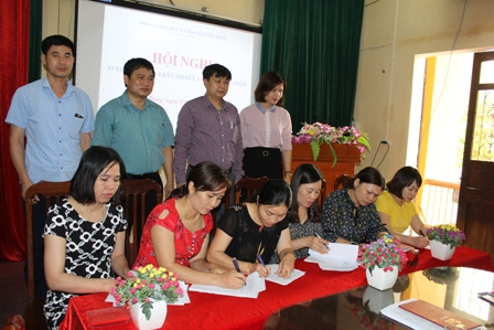 Hiệu trưởng các trường lần lượt lên ký cam kết an toàn thực phẩm với Phòng GD&ĐT huyện Yên Dũng