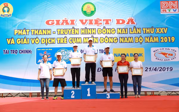 Ban tổ chức trao giải cho các đơn vị giành thứ hạng cao nội dung chạy đều tập thể khối cơ quan công đoàn viên chức, các trường chuyên nghiệp.