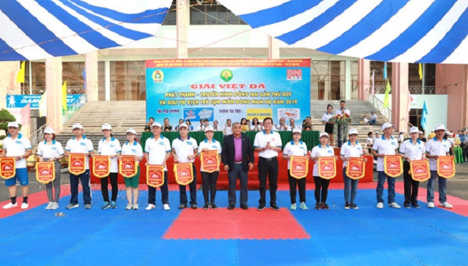 Ban tổ chức trao cờ lưu niệm cho các đơn vị tham dự giải. Ban tổ chức trao cờ lưu niệm cho các đơn vị tham dự giải.