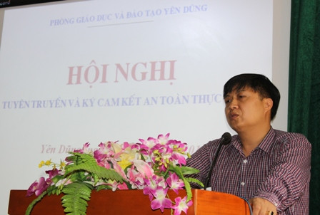 Đồng chí Phan Thế Đông – Trưởng Phòng GD&ĐT huyện Yên Dũng phát biểu tại buổi ký cam kết