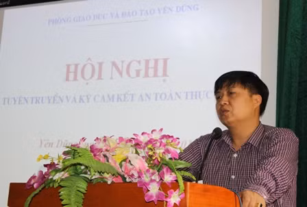 Đồng chí Phan Thế Đông – Trưởng Phòng GD&ĐT huyện Yên Dũng phát biểu tại buổi ký cam kết