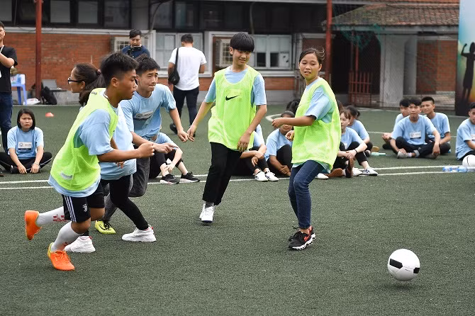 Bóng đá là môn thể thao đồng đội. Thông qua bóng đá, các em sẽ khám phá và học hỏi những kỹ năng để tạo nên một tập thể thành công.