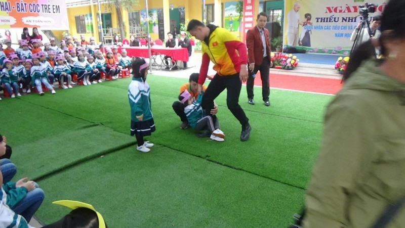 Học sinh thực hành kỹ năng ứng phó khi bị xâm hại, bắt cóc