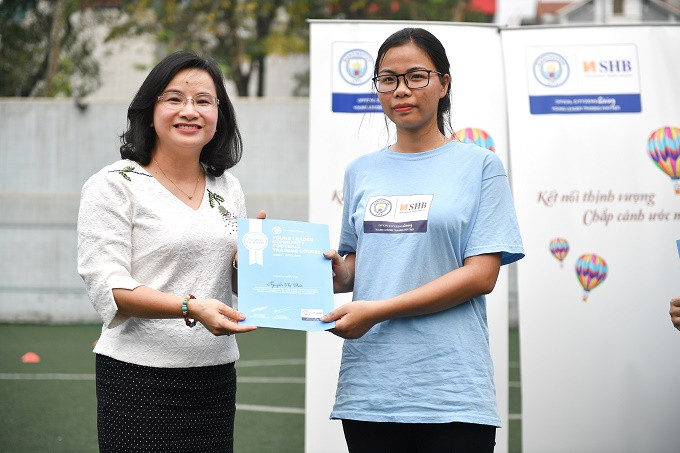 Trao tặng chứng nhận hoàn thành khóa học cho các học viên, bà Ngô Thu Hà – Phó TGĐ SHB khẳng định: “Chúng tôi hoàn toàn ủng hộ những đóng góp tích cực của Manchester City cho các thanh thiếu niên Việt Nam và sẵn sàng đồng hành trong hoạt động khác của MCFC không chỉ ở các làng trẻ SOS mà nhân rộng hơn nữa trong cộng đồng”..