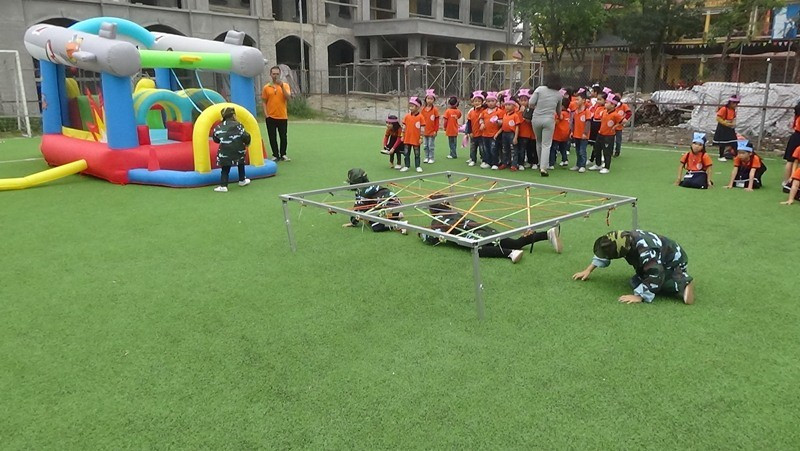 Học sinh tham gia vào các hoạt động hàng ngày của nhà binh