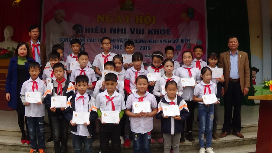 Đại biểu và thầy cô trao giấy chứng nhận Rèn luyện đội viên