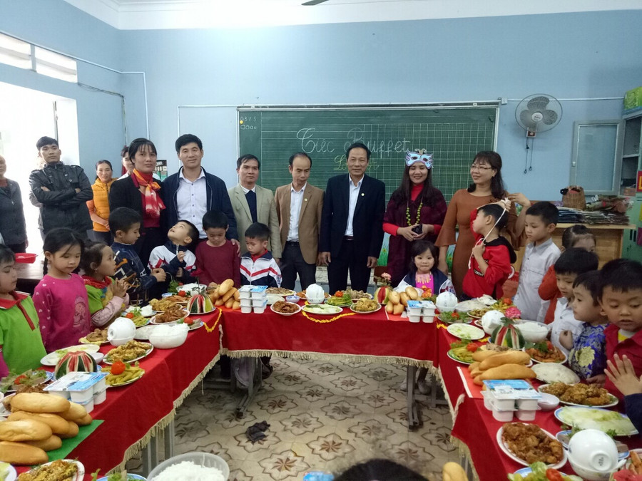 Đại biểu đến tham quan tiệc buffet các lớp