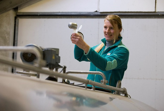 Nguồn sữa tươi nguyên liệu vượt qua các bài kiểm tra gay gắt, tạo nên từng ly sữa Cô Gái Hà Lan đạt hàm lượng dinh dưỡng cân bằng và chất lượng đồng nhất với tiêu chuẩn “4 không”