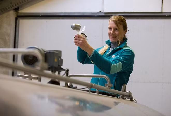 Nguồn sữa tươi nguyên liệu vượt qua các bài kiểm tra gay gắt, tạo nên từng ly sữa Cô Gái Hà Lan đạt hàm lượng dinh dưỡng cân bằng và chất lượng đồng nhất với tiêu chuẩn “4 không”