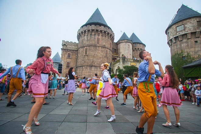 Du khách tận hưởng không gian du lịch Sun World Ba Na Hills 
