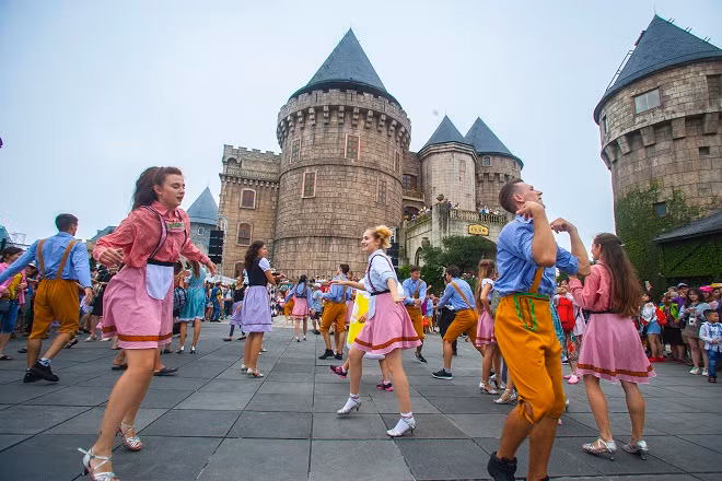 Du khách tận hưởng không gian du lịch Sun World Ba Na Hills 