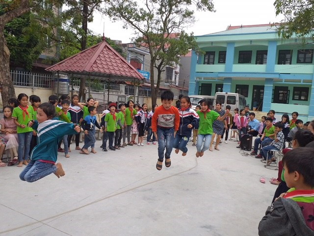 Học sinh rất nhiệt tình tham gia chơi trong tiếng reo hò cổ vũ của các bạn.