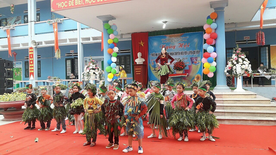 Phần trình diễn hoá trang của cô trò Lớp 1C