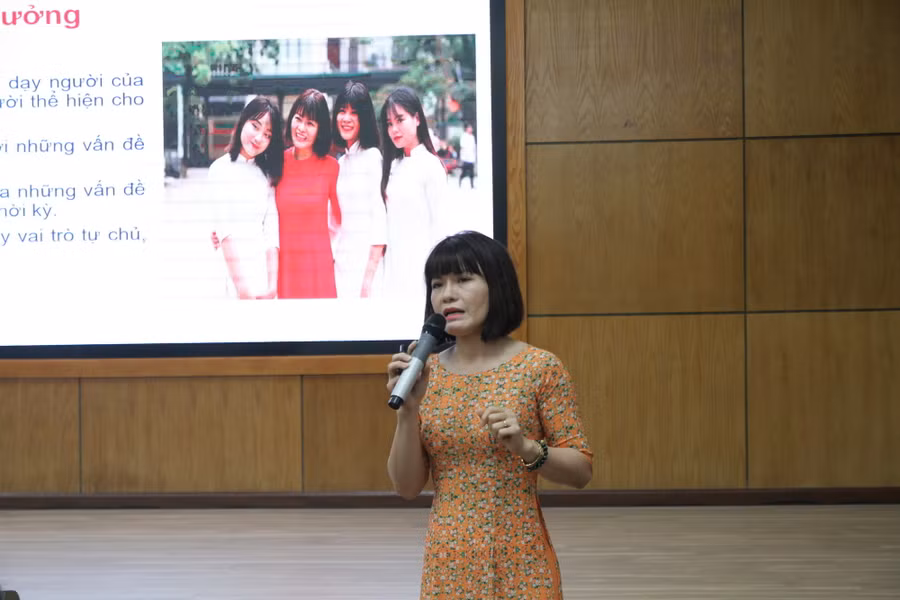 Cô Nguyễn Thị Nhiếp - Hiệu trưởng trường THPT Yên Hòa trình bày tham luận tại hội thảo