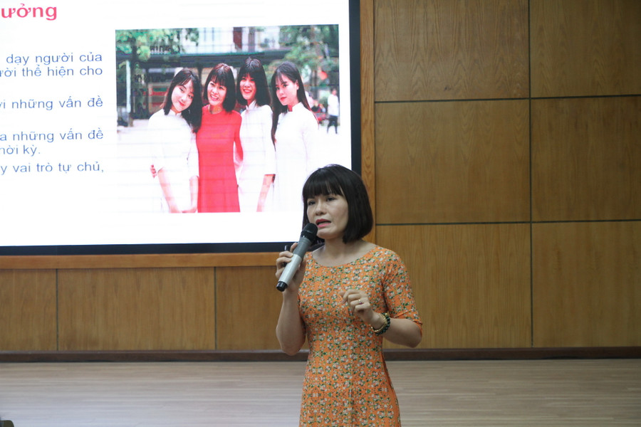 Cô Nguyễn Thị Nhiếp - Hiệu trưởng trường THPT Yên Hòa trình bày tham luận tại hội thảo Cô Nguyễn Thị Nhiếp - Hiệu trưởng trường THPT Yên Hòa trình bày tham luận tại hội thảo