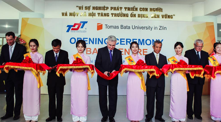 Ngài Chủ tịch Thượng viện Milan Štěch tham gia cắt băng khánh thành Trung tâm Bata Ngài Chủ tịch Thượng viện Milan Štěch tham gia cắt băng khánh thành Trung tâm Bata