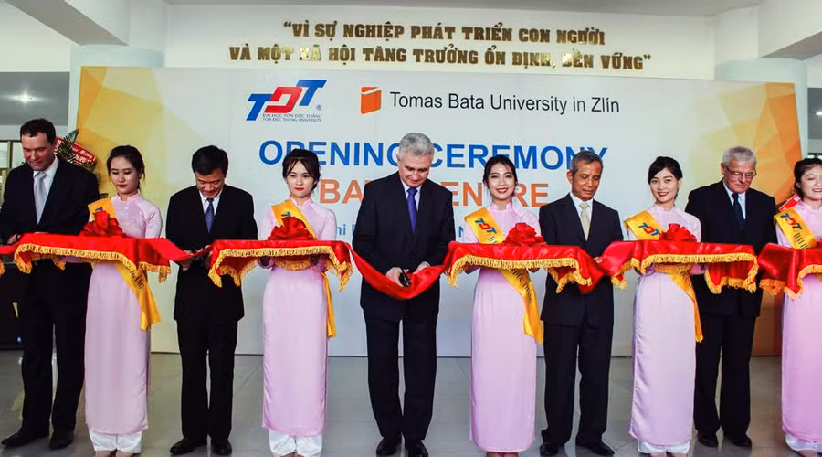 Ngài Chủ tịch Thượng viện Milan Štěch tham gia cắt băng khánh thành Trung tâm Bata