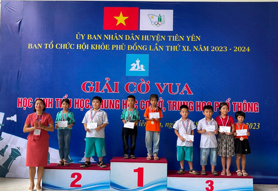 Ban tổ chức trao giải cho các VĐV.