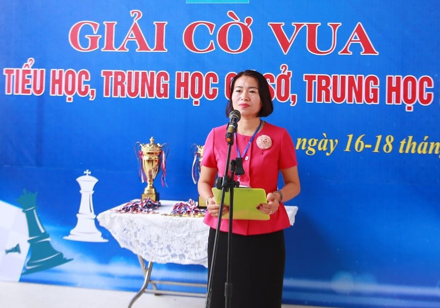 Bà Nguyễn Thị Mây, Trưởng phòng GD&amp;ĐT, Phó Trưởng Ban Chỉ đạo, Trưởng Ban Tổ chức HKPĐ huyện Tiên Yên phát biểu tại giải đấu.