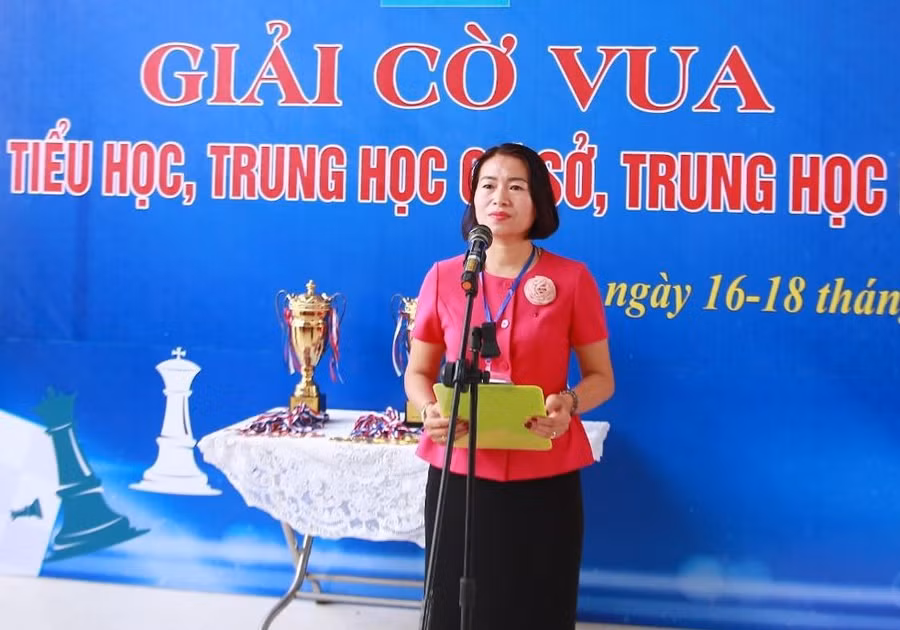 Bà Nguyễn Thị Mây, Trưởng phòng GD&amp;ĐT, Phó Trưởng Ban Chỉ đạo, Trưởng Ban Tổ chức HKPĐ huyện Tiên Yên phát biểu tại giải đấu.
