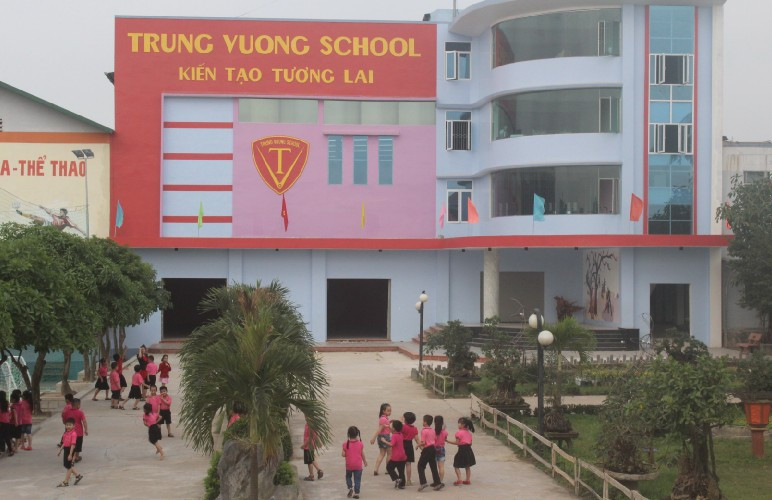 Trường Trưng Vương có diện tích rộng gần 15.000 m2, với hệ thống phòng học, chức năng được trang bị đầy đủ thiết bị dạy học hiện đại.
