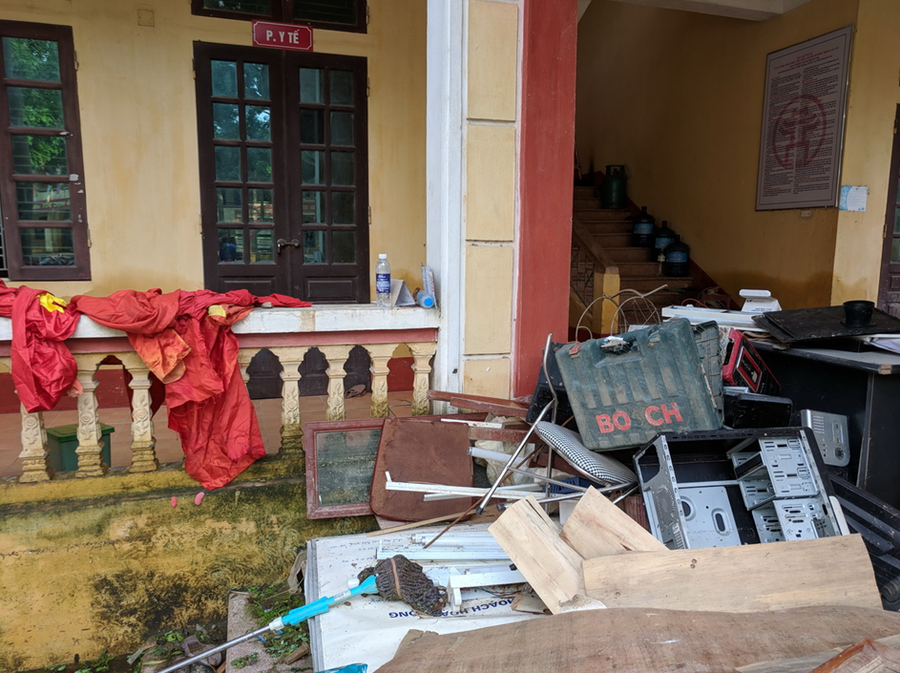 Các thiết bị dạy học bị hư hỏng do bị ẩm ướt Các thiết bị dạy học bị hư hỏng do bị ẩm ướt