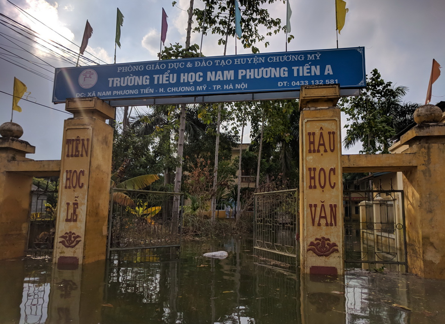 Cổng trường có nguy cơ gãy đổ do ngập nước lâu ngày Cổng trường có nguy cơ gãy đổ do ngập nước lâu ngày