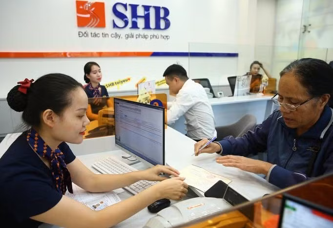 Khách hàng giao dịch tại ngân hàng SHB.