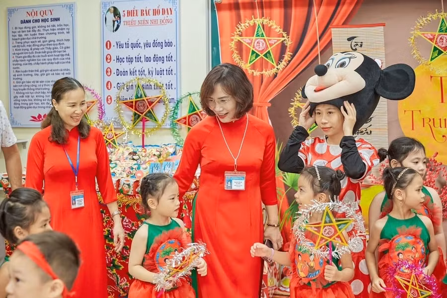 Cô Hà (bên phải) bên các học sinh thân yêu trong một dịp Tết Trung thu.