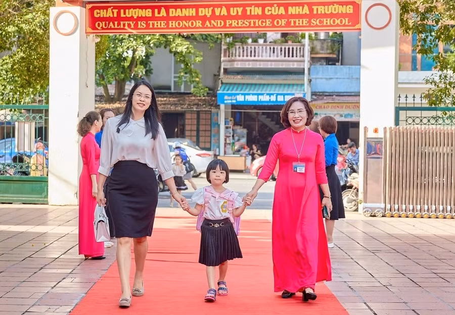 Cô Phạm Thị Thu Hà (áo đỏ). 