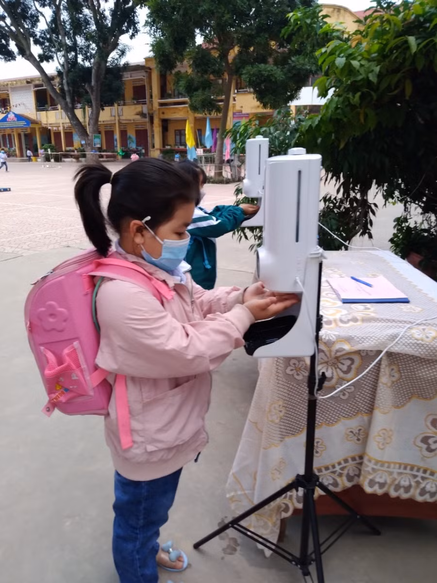 Học sinh thực hiện quy định 5K (đeo khẩu trang, sát khuẩn tay…) khi đến trường.