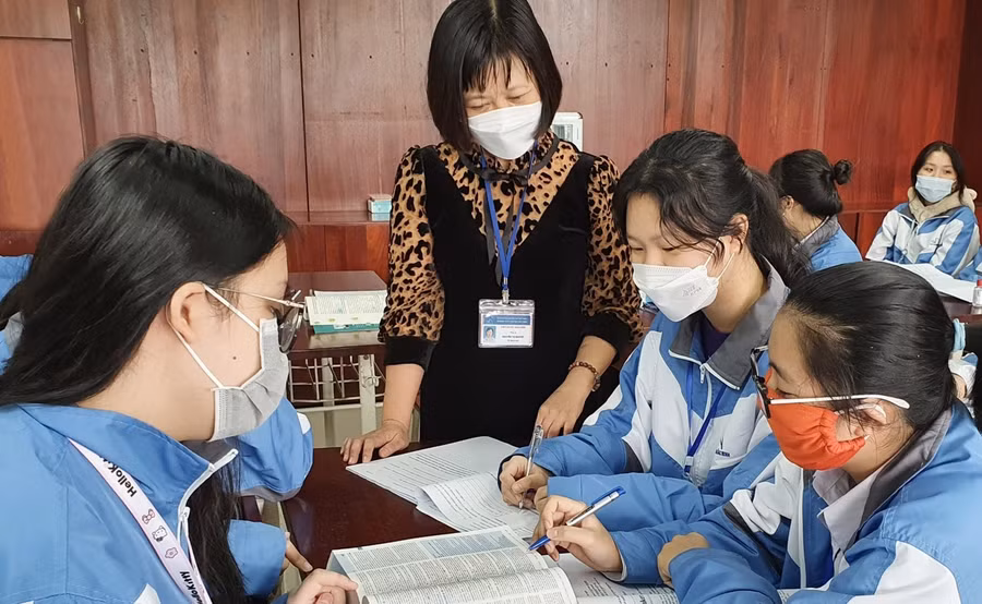 Nhà giáo ưu tú Nguyễn Thị Nguyệt hướng dẫn học sinh trao đổi, học tập nhóm.