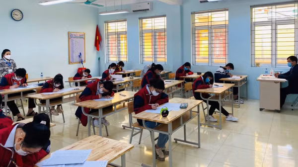 Phòng thi tại điểm thi Trường THCS Dĩnh Kế.