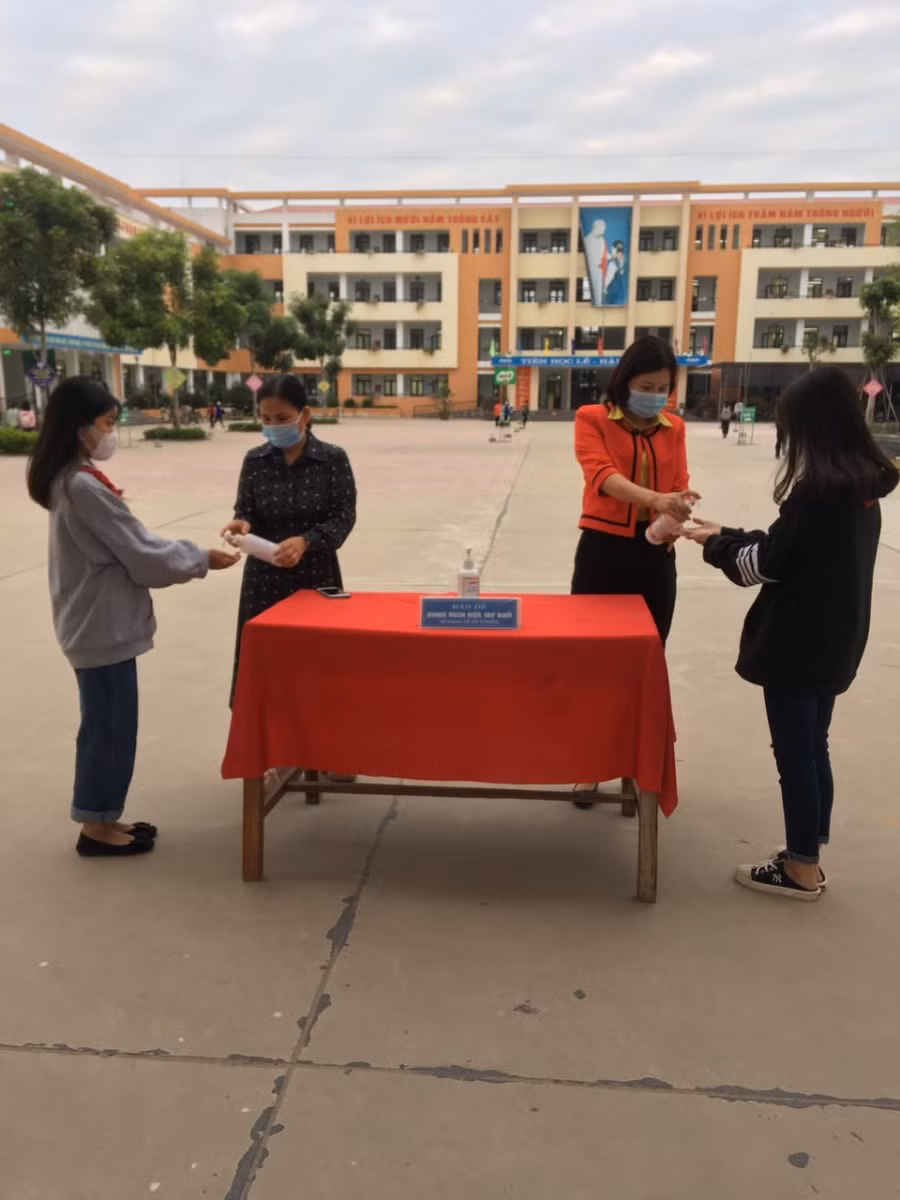 Học sinh thực hiện quy định 5K (đeo khẩu trang, sát khuẩn tay…) khi đến trường.
