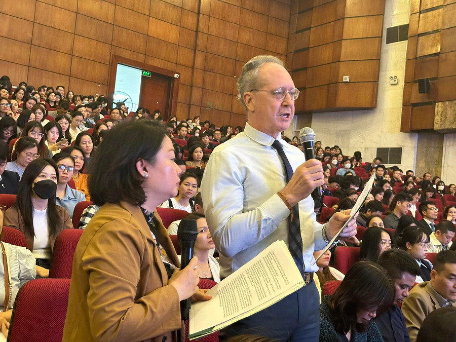 Đại biểu nêu ý kiến tại hội nghị.