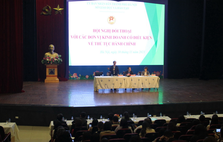 Lãnh đạo Sở GD&amp;ĐT Hà Nội đối thoại với các đơn vị kinh doanh về thủ tục hành chính.