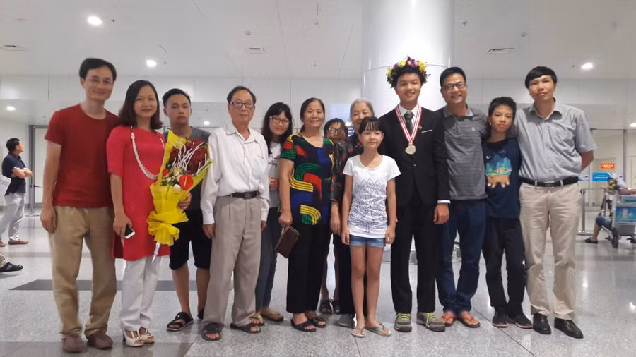 Gia đình và bạn bè chúc mừng Tạ Bá Dũng với tấm HCV Olympic Vật lý quốc tế