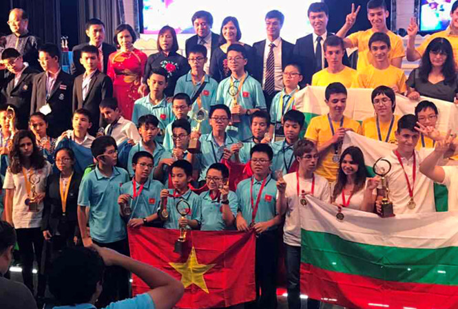 Hình ảnh các học sinh lớp 6, lớp 7 nhận giải thưởng. Hình ảnh các học sinh lớp 6, lớp 7 nhận giải thưởng.