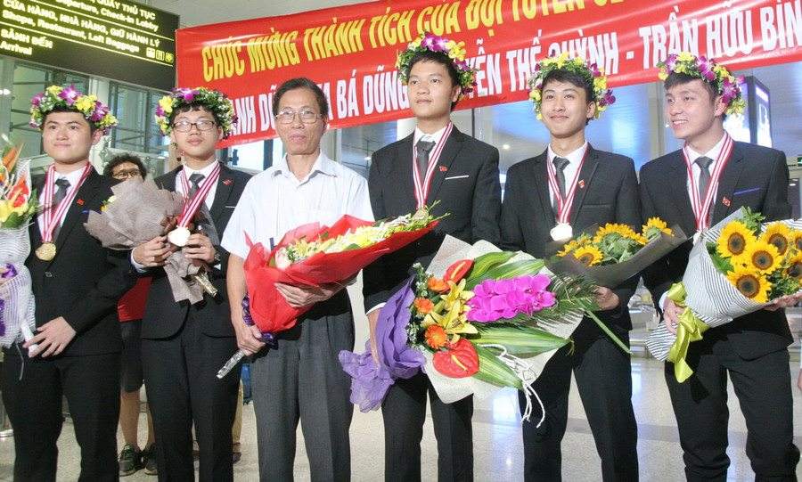 Những chàng trai vàng của đội tuyển Olympic Vật lý quốc tế 2017 chụp ảnh cùng thầy trường đoàn Nguyễn Thế Khôi trong ngày chiến thắng trở về