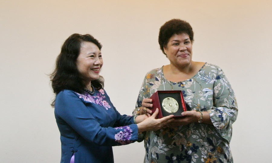 Thứ trưởng Nguyễn Thị Nghĩa tặng quà lưu niệm cho bà Nyeleti Brooke Mondlane- Thứ trưởng Ngoại giao và Hợp tác Mozambique. Thứ trưởng Nguyễn Thị Nghĩa tặng quà lưu niệm cho bà Nyeleti Brooke Mondlane- Thứ trưởng Ngoại giao và Hợp tác Mozambique.