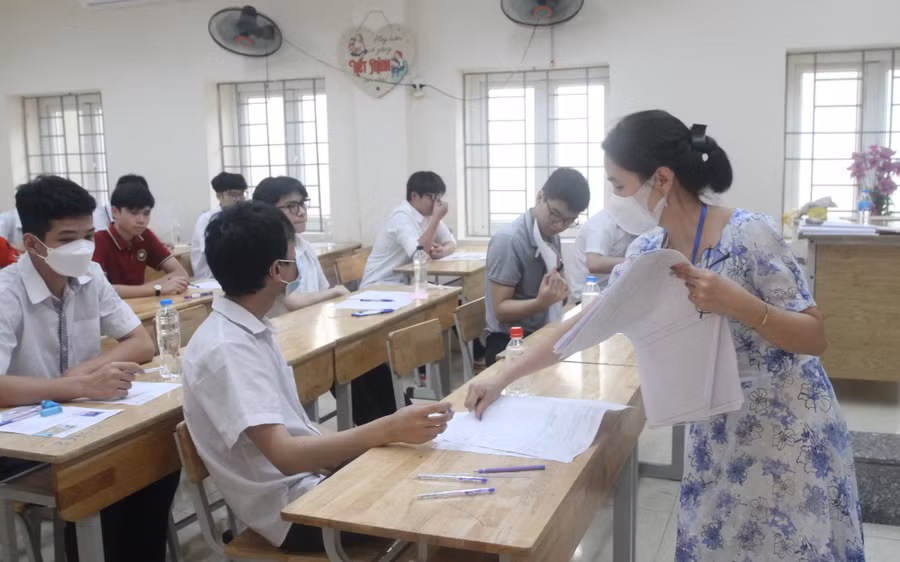 Thí sinh hào hứng bước vào ngày thi đầu tiên.